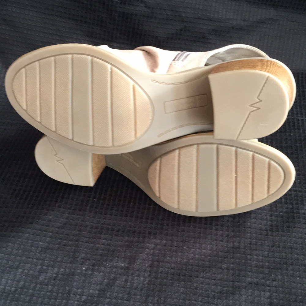 NWT/NIB White Mountain Deering Lt Taupe Sandals - Picture 6 of 8